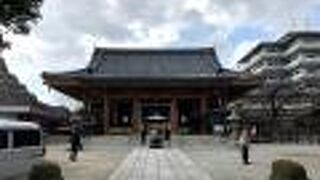 水が豊かな場所のお寺