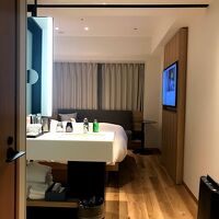 窓側にはソファあり。テーブルは仕事には向かないです。