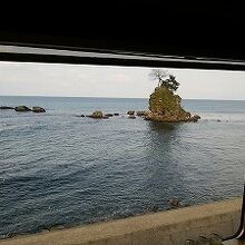 雨晴海岸を行くべるもんた