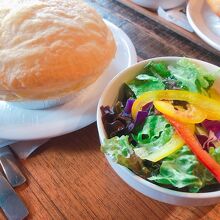 ここで食べるならポットパイとサラダのセット