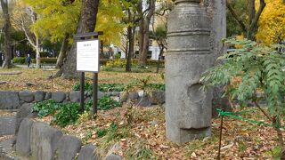 雲形池の近くにある京橋の欄干柱