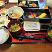 和朝食がサプリメントのうどんと共に到着