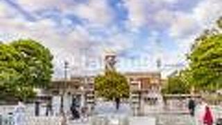 時計台にあるキャンパスの敷地は関係者以外立ち入り禁止になっていました。