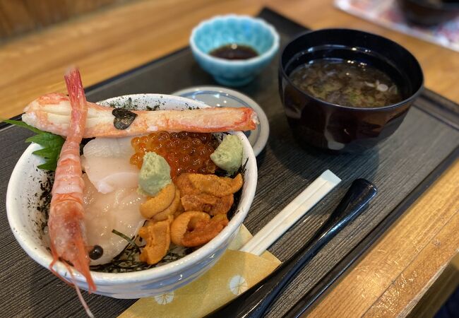 函館駅前で海鮮丼