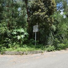 入り口の標識。小さい。