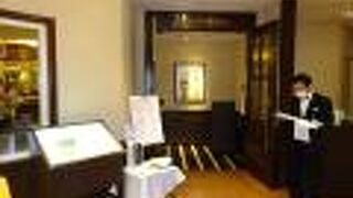 B1Fにあるレストランですが，エスカレーターが設置されています