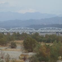 大きな川です。正に今渡っています。