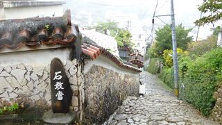 小雨の中，静かに石畳を歩きました