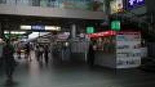 改札口の目の前