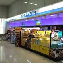 東京土産もそろっていて便利です