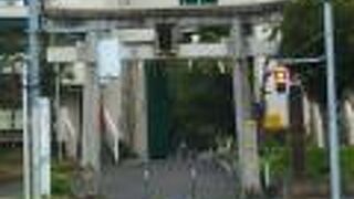 団地入口に鳥居