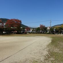 中央はグラウンドで広い