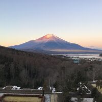 朝日に染まる富士山の姿