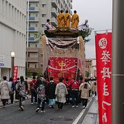 山車が市中を引き廻されているのを観覧