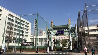 JR石川町から中華街ゲートは西門の延平門、ここから西門通りに