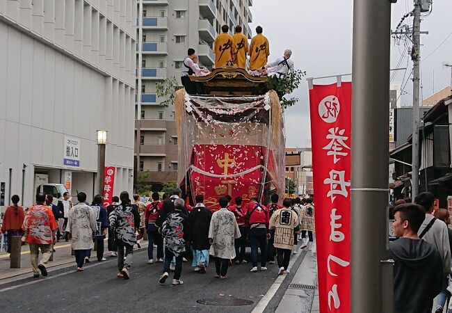 山車が市中を引き廻されているのを観覧