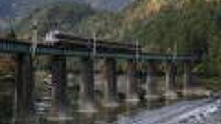 高山本線に沿うように流れる