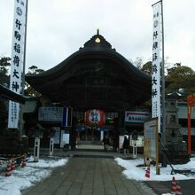 雪が残る中、手水舎が柵で一部が囲われてたりとコロナ対策も。