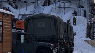 開催前には雪像作成風景を見る楽しみもあります