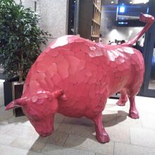 ピンクの牛のオブジェ