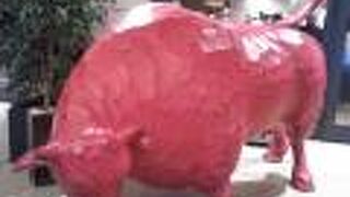 ピンクの牛のオブジェが牛印