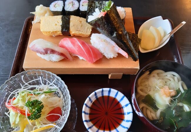 お寿司や海鮮料理、仕出しのお店。ランチ・メニューがとってもお得。