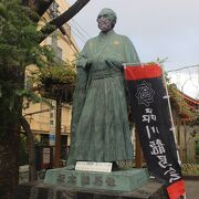 京浜急行立会川駅前の商店街にあります