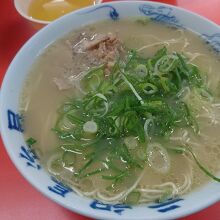 具材はネギ、豚肉と大変シンプルなラーメンです。