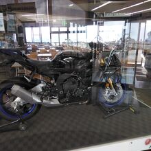 アネスト岩田スカイラウンジ：バイクが展示されてます