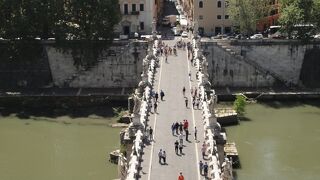 プラハのカレル橋によく似た造り