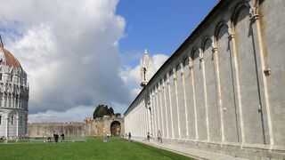 回廊の床が墓になっていた