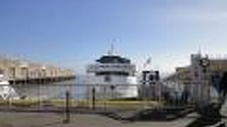 フェリーを待つ大勢の人でごった返していた