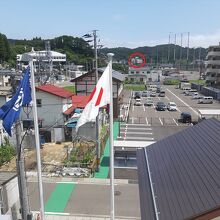 3階から見た田老の町。遠景の赤い円内は旧・たろう観光ホテル。