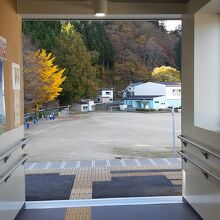 ホームと遠景の校庭が地続きになっているように見えてちょい怖い