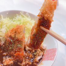 デミカツ丼インパクトあり