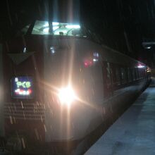 降りしきる雪の生山駅で見送った「やくも2号」の様子