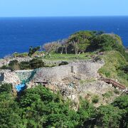 海のそばの城跡。今も琉球時代からの祭祀が行われる場所です