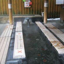 足湯の様子（利用は無料です）