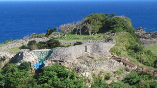 海のそばの城跡。今も琉球時代からの祭祀が行われる場所です