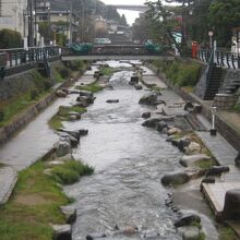 温泉街の玉湯川は、河畔の歩道も整備されています
