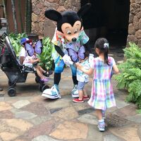 ミッキーも1人で歩いています