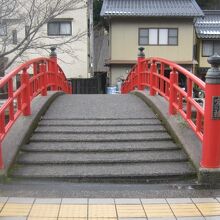 玉作湯神社側から眺めた橋の様子