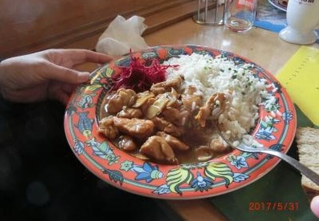 クライネシャイデック駅にあるレストランでランチ、チキンカレー。