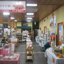 売店も併設されていて土産物探しにも最適です