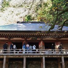 正面から見た金堂