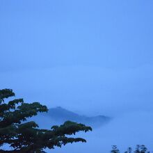 早朝の雲海に包まれた高根展望台