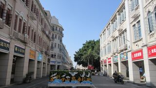2階部分が張り出して1階部分を歩行者道路にするなど、台湾とも似た街並み。