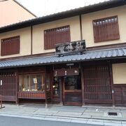 陶器製のゆずに詰められた元祖柚味噌専門店