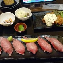 チキン南蛮と宮崎牛の握り寿司のセットです。