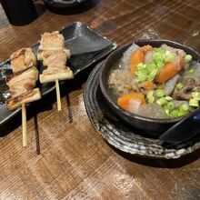 牛すじ煮込みと焼鳥